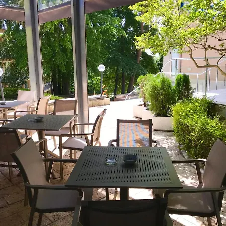 假日公园酒店 - 全包 酒店 4*